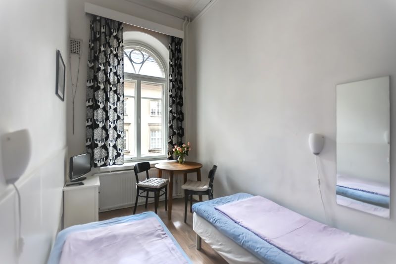 Cozy twin room with table in Hostel Diana Park Helsinki