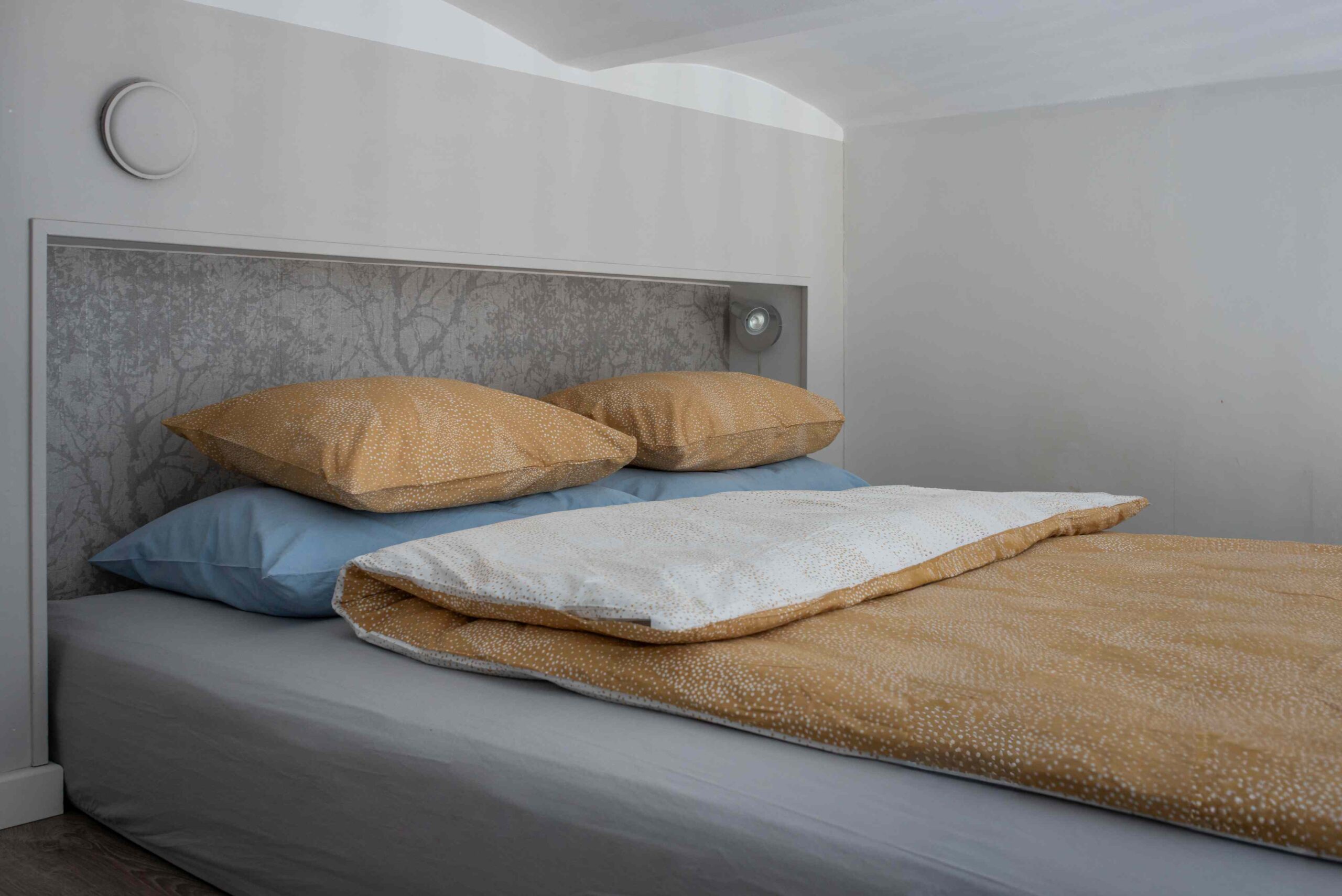 Apartment bedroom featuring a single bed and a king-size loft bed at Hostel Diana Park Helsinki
