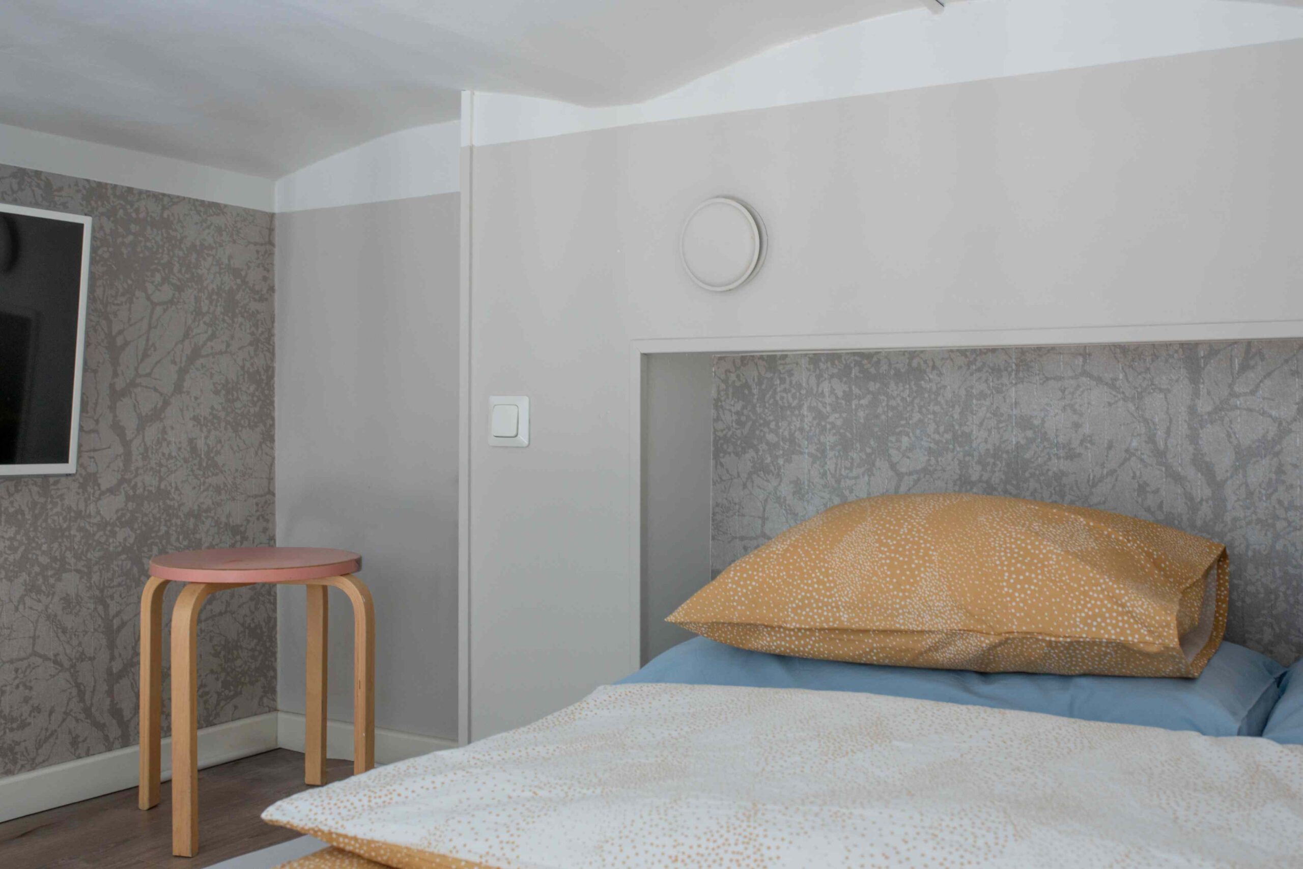 Apartment bedroom featuring a single bed and a king-size loft bed at Hostel Diana Park Helsinki
