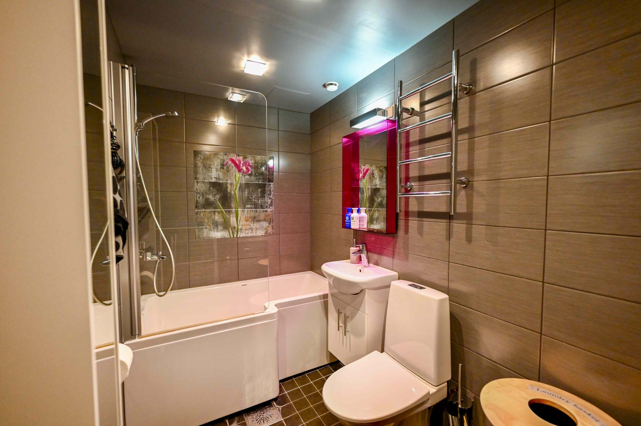 Private en-suite bathroom with shower and toilet in 5-person apartment at Hostel Diana Park Helsinki